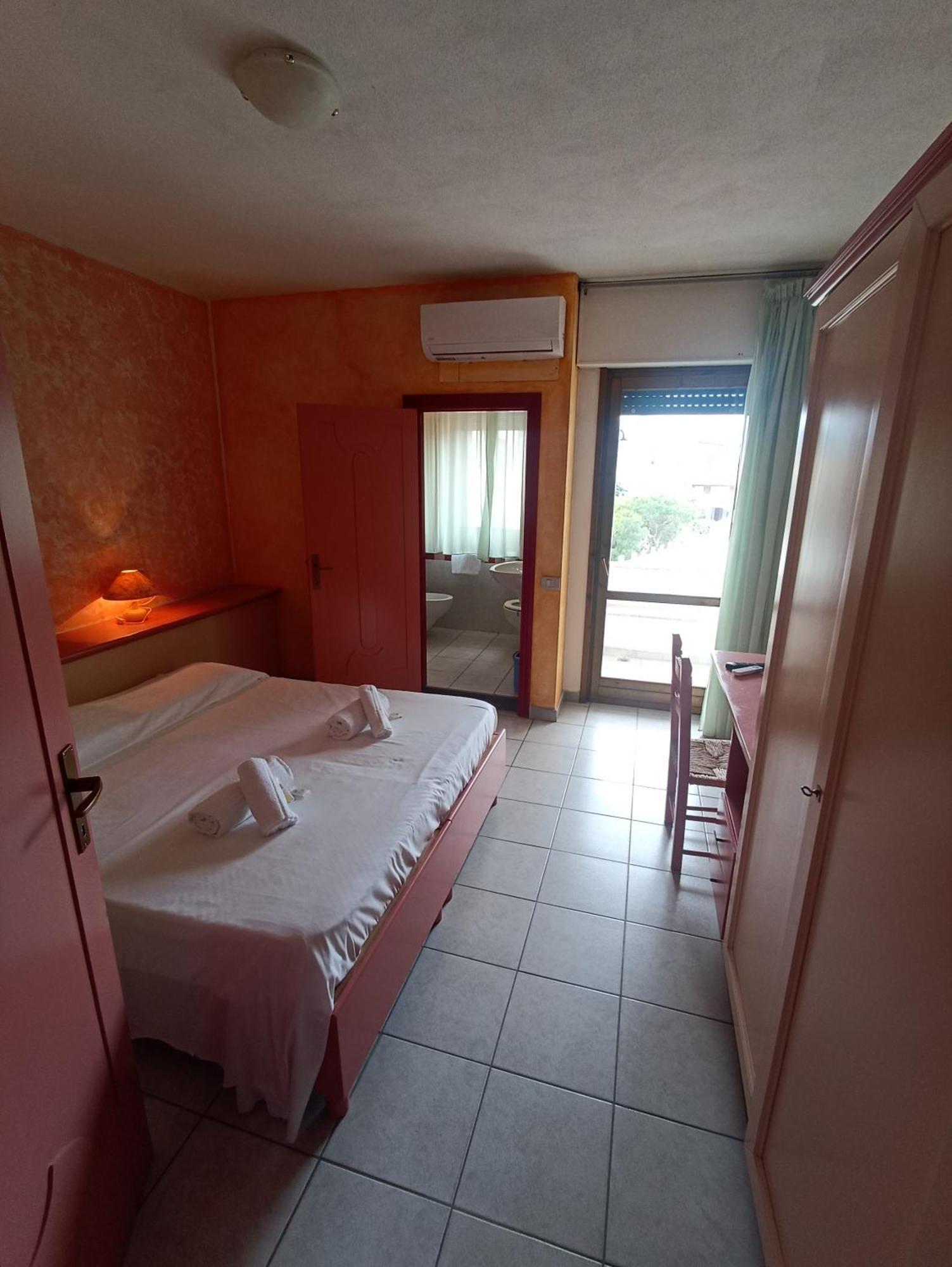 Hotel S'Ustiarvu- Nuova Gestione Cala Liberotto Exterior foto